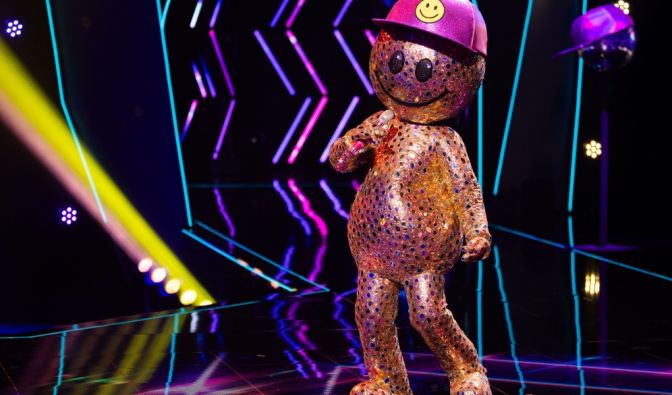 In einem goldglänzenden Ganzkörperkostüm und mit einem breiten Lächeln im Gesicht wurde Smiley in der Auftaktshow der zwölften 