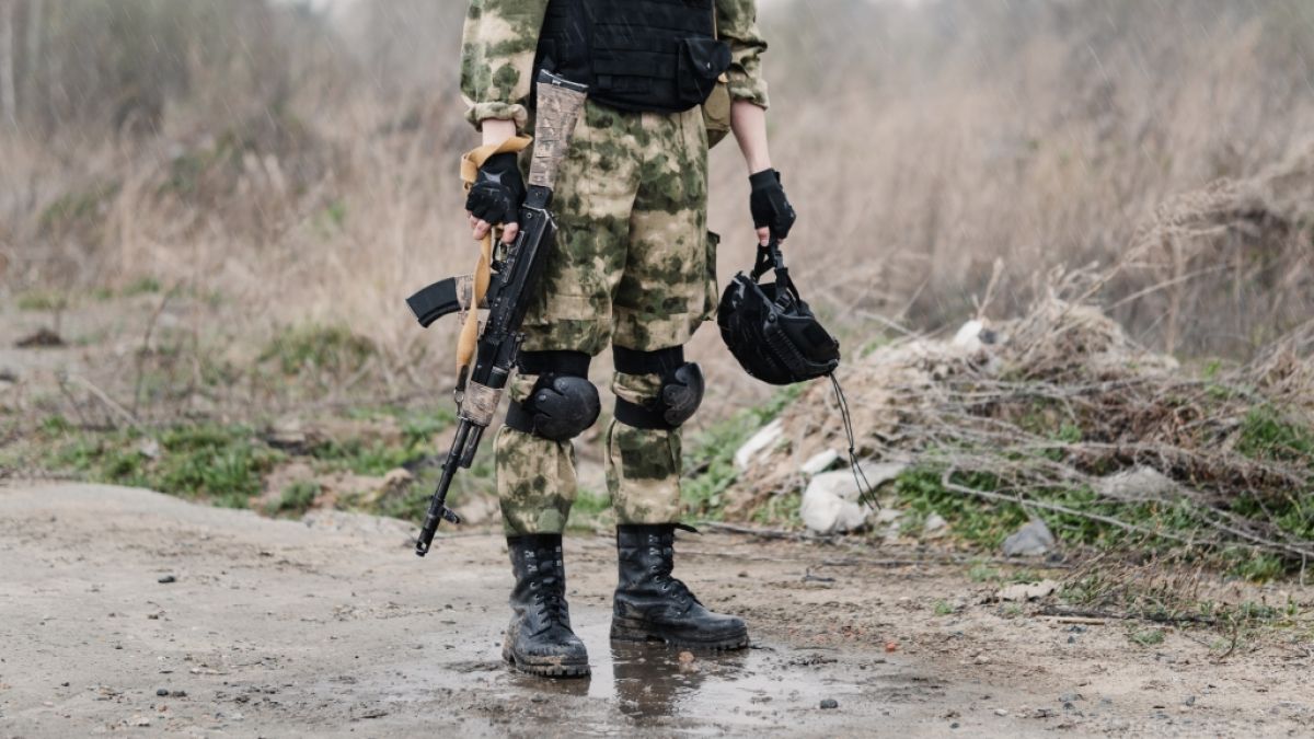 Ein Video im Netz zeigt, wie ein russischer Soldat einen folgenschweren Fehler begeht (Symbolbild). (Foto)