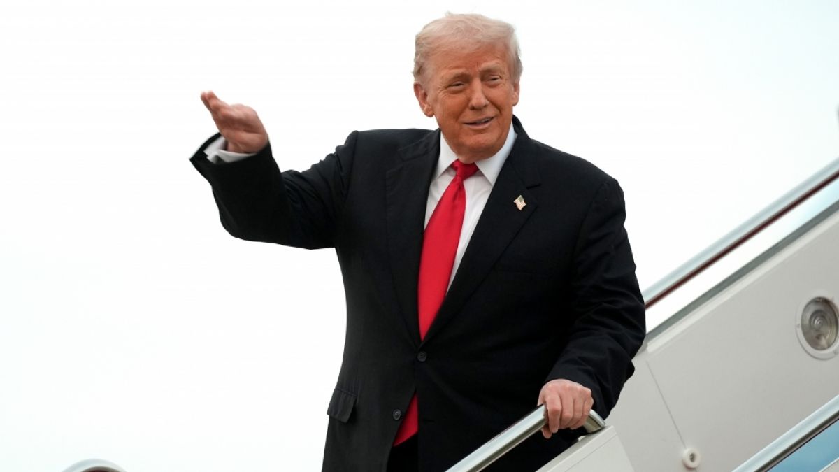 Donald Trump beteuert immer wieder, nichts von den Machenschaften Jeffrey Epsteins gewusst zu haben - geheime E-Mails überführen den US-Präsidenten nun schwarz auf weiß der Lüge. (Foto)