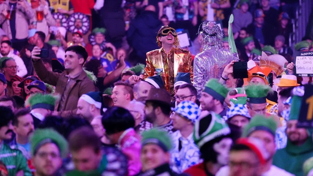 Die hochkarätigen Spiele bei der Darts-Weltmeisterschaft sind zweifelsohne ein Hingucker - doch die eigentliche Party geht derweil im Publikum ab, wenn farbenfroh kostümierte Fans die Party ihres Lebens feiern. (Foto)