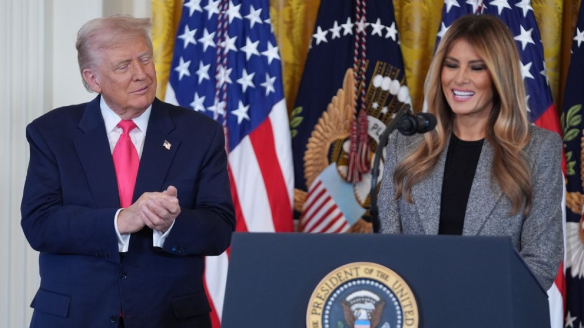 Donald Trump applaudiert, w&auml;hrend seine Frau spricht. (Foto)