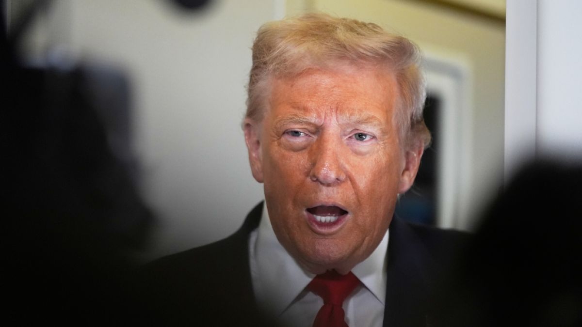 Auf Nachfragen zu seiner persönlichen Beziehung zu dem verurteilten und 2019 verstorbenen Sexualstraftäter Jeffrey Epstein reagiert Donald Trump äußerst gereizt. (Foto)