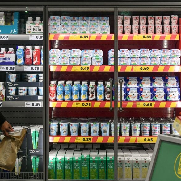 Bei Aldi, Lidl und Netto fallen die Preise für Milchprodukte. 