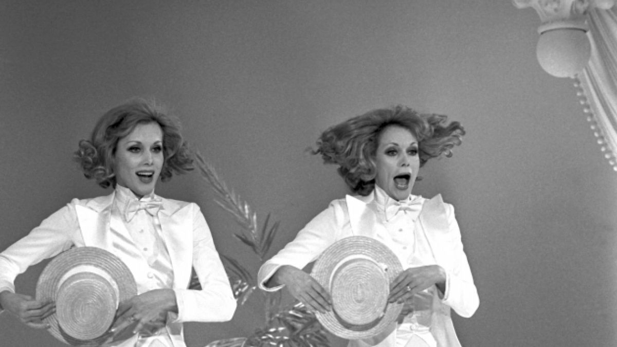 Die Kessler Zwillinge Alice und Ellen während der Aufzeichnung zur Fernsehserie "Klimbim" am 30.12.1974 in Köln. (Foto)