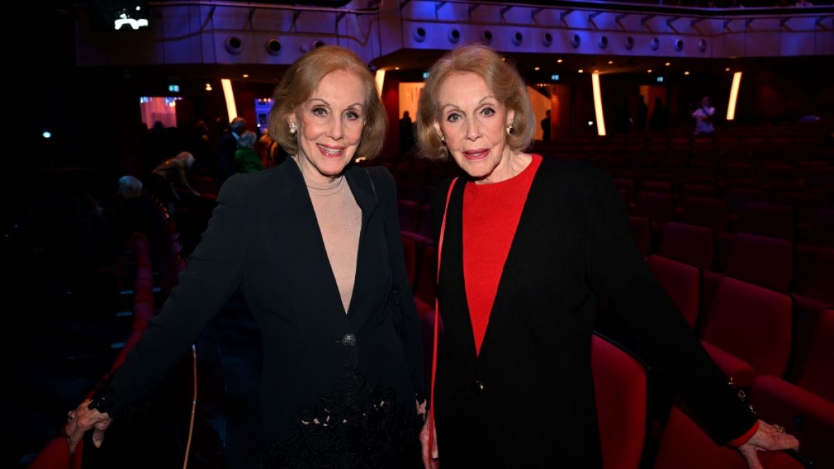 Alice und Ellen Kessler, 2024 bei der M&uuml;nchen-Premiere des Ralph-Siegel-Musicals "Ein bisschen Frieden" im Deutschen Theater. (Foto)