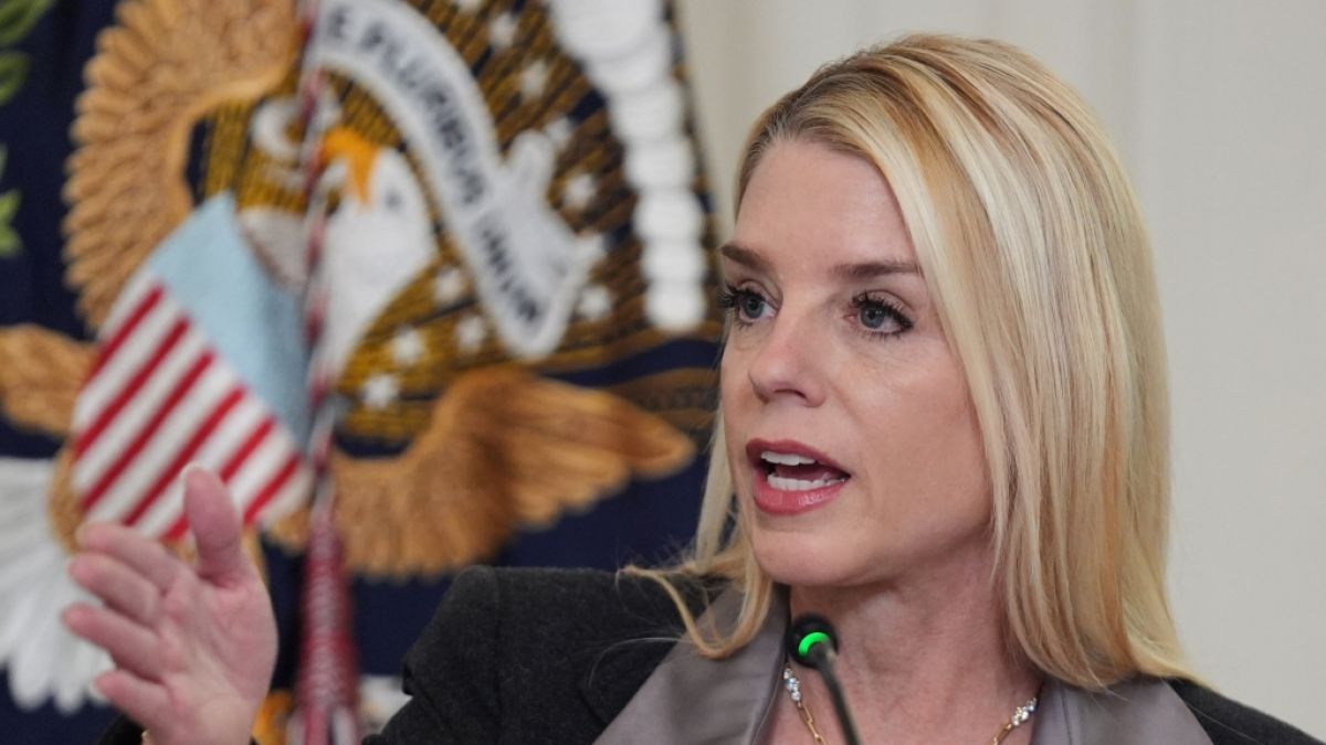 Generalstaatsanw&auml;ltin Pam Bondi ger&auml;t wegen der Anklage gegen Ex-FBI-Direktor James Comey ins Visier. (Foto)