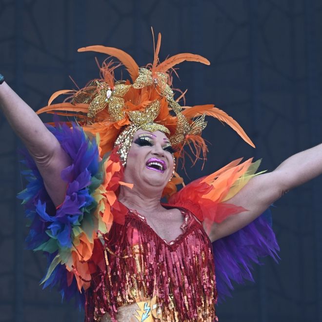 Wie tickt die schillernde Drag Queen abseits des Rampenlichts?