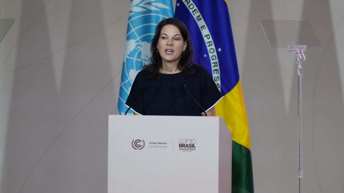 Die Pr&auml;sidentin der UN-Generalversammlung, Annalena Baerbock, spricht w&auml;hrend einer Plenarsitzung auf dem UN-Klimagipfel COP30. (Foto)