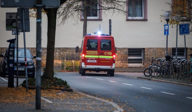 Sind Sie aus den betroffenen Räumlichkeiten entkommen, sollten Sie als nächstes dringend den Notruf wählen.