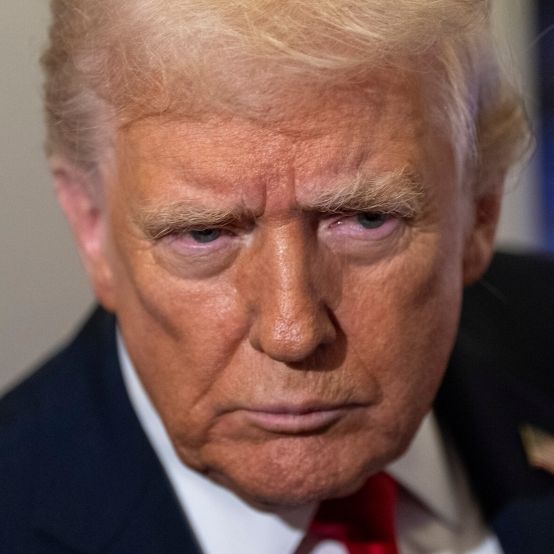 Verspottet für peinliche Renovierung - peinliches Goldschild wieder verschwunden