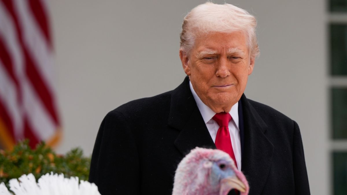 Donald Trump begnadigte Truth&auml;hne vor Thanksgiving und sprach im Wei&szlig;en Haus &uuml;ber sein Gewicht. (Foto)