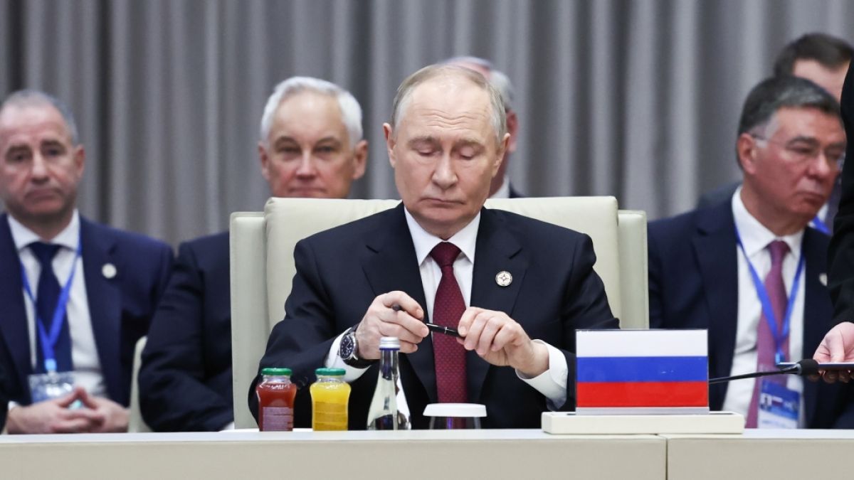 Mit seinem Angriffskrieg gegen die Ukraine sorgt der russische Präsident Wladimir Putin (Mitte) auch für massive wirtschaftliche Probleme im eigenen Land. (Foto)