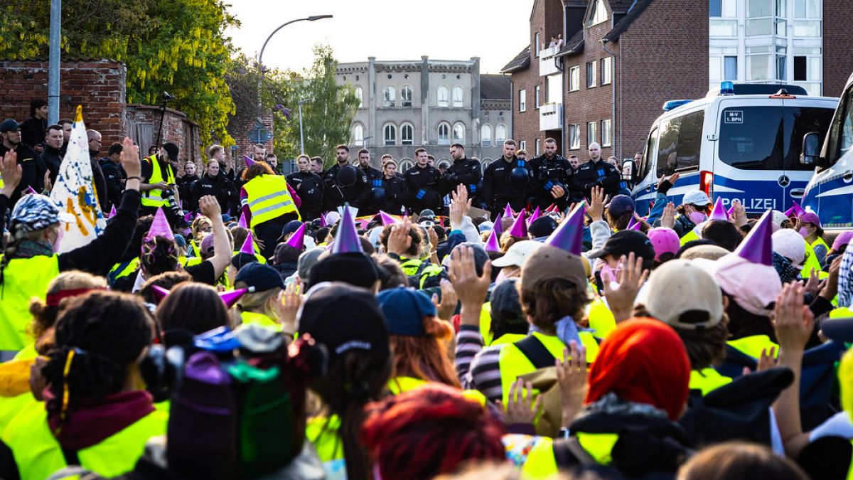 Demonstrierende von "widersetzen" blockieren die Stra&szlig;e, am 08.05.2025. (Symbolbild) (Foto)