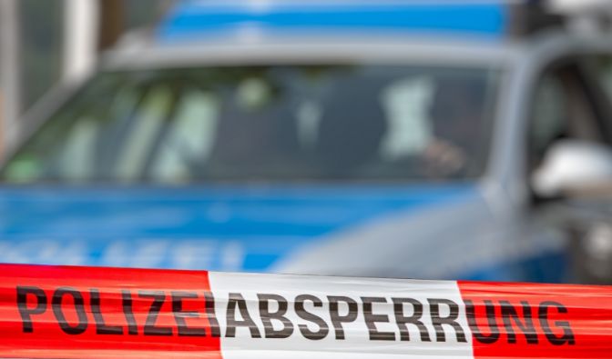 Ein Mordfall erschüttert die Grafschaft Kent.