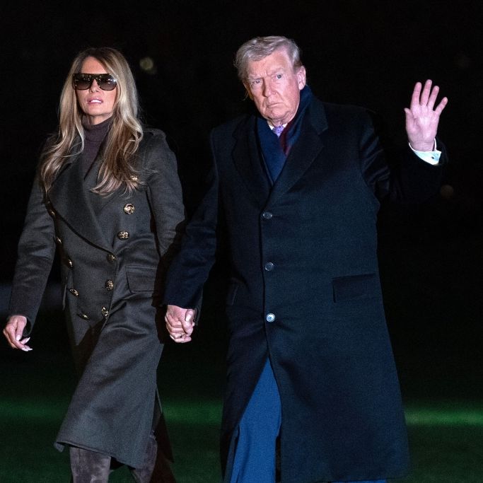Donald Trump winkt den Medien zu, während er mit First Lady Melania Trump bei seiner Ankunft am Weißen Haus auf dem South Lawn Händchen hält.