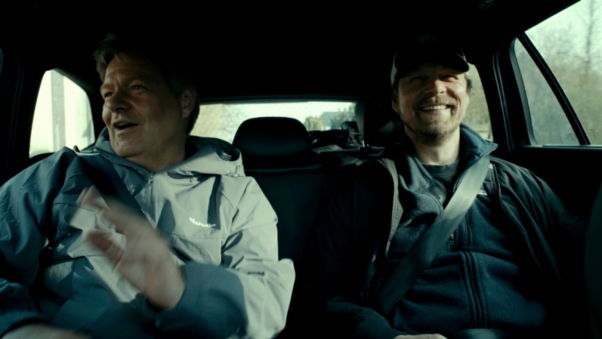 Ein Film von Lars Jessen (r.) über Ex-Vizekanzler Robert Habeck (l.) erscheint im Dezember in den Kinos. Der Grünen-Politiker kommt darin hauptsächlich positiv weg. (Foto)