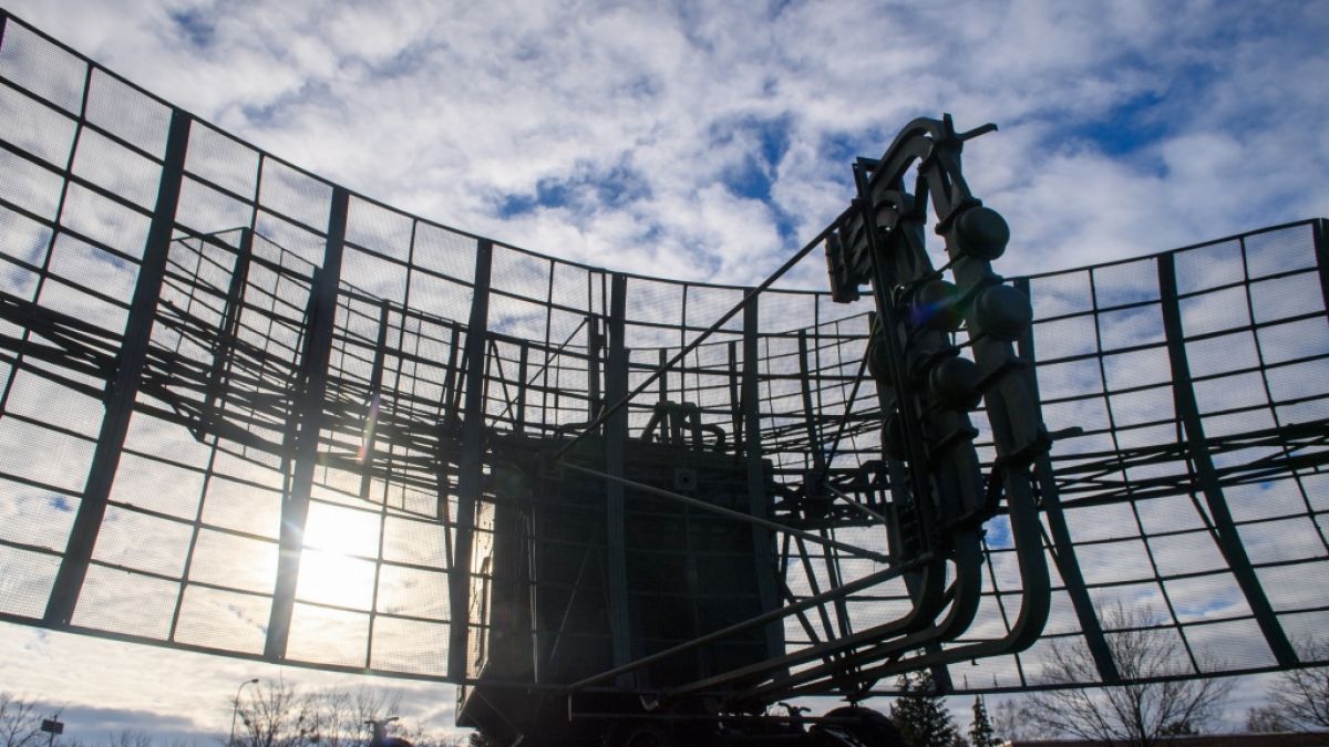 Ein ausgemustertes Rundsuchradar steht auf dem Fliegerhorst Holzdorf. (Foto)