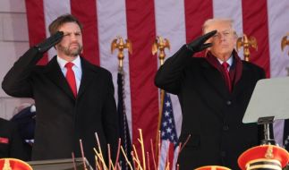 Donald Trump (rechts) irritierte mit einer fragwürdigen Aussage über J.D. Vance.