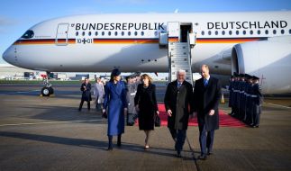 Bundespräsident Frank-Walter Steinmeier und seine Frau Elke Büdenbender kommen auf dem Flughafen London Heathrow an und werden dort von Prinz William und Prinzessin Kate begrüßt.