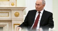 Kurz vor dem Treffen mit der US-Delegation drohte Putin Europa unverhohlen mit Krieg – Experten sehen darin ein kalkuliertes Manöver, um den Westen zu spalten und von eingefrorenen russischen Milliarden abzuhalten.