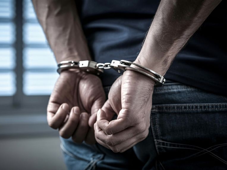 Schwanger vom Stiefvater: Mutter (33) erlaubt Partner Missbrauch ihrer eigenen Tochter (11)