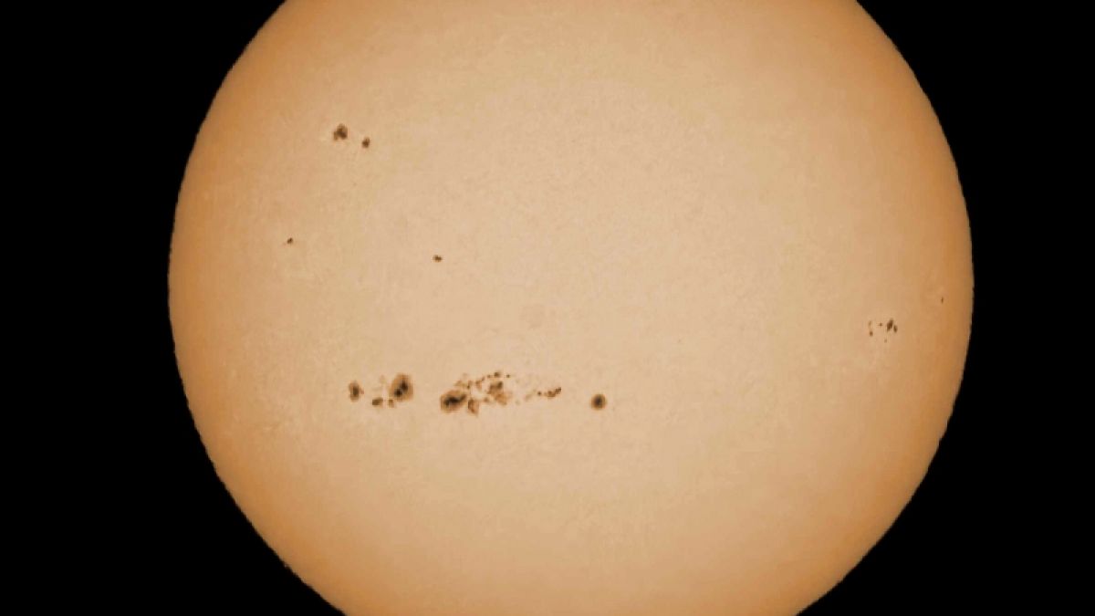 Die außergewöhnlich große Sonnenfleckengruppe "AR 4294-4298" zeigt sich zur Zeit auf der Oberfläche der Sonne. (Foto)