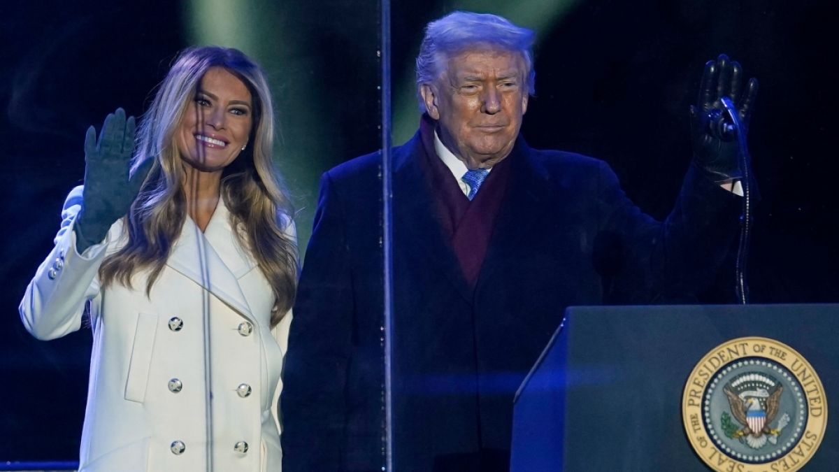 Melania Trump und Donald Trump schalteten den Nationalen Weihnachtsbaum in Washington ein. Das Outfit der First Lady begeisterte viele Fans. (Foto)