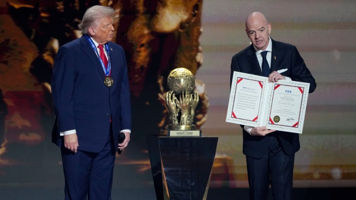 So sieht sich Donald Trump selbst am liebsten: Mit Auszeichnungen überhäuft und bei globalen Events wie der Fußball-WM-Auslosung im Mittelpunkt stehend. (Foto)