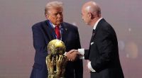 Bei der WM-Auslosung überreichte FIFA-Präsident Gianni Infantino Donald Trump einen neuen Friedenspreis. Fußballfans zeigten sich empört.