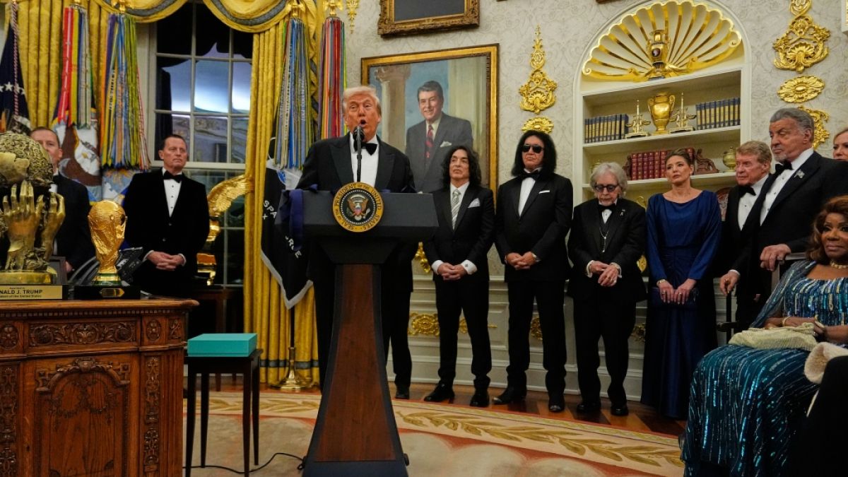 Donald Trump gab im Oval Office die Kennedy-Preisträger bekannt und attackierte dabei den Late-Night-Moderator Jimmy Kimmel verbal mit einem Scherz. (Foto)