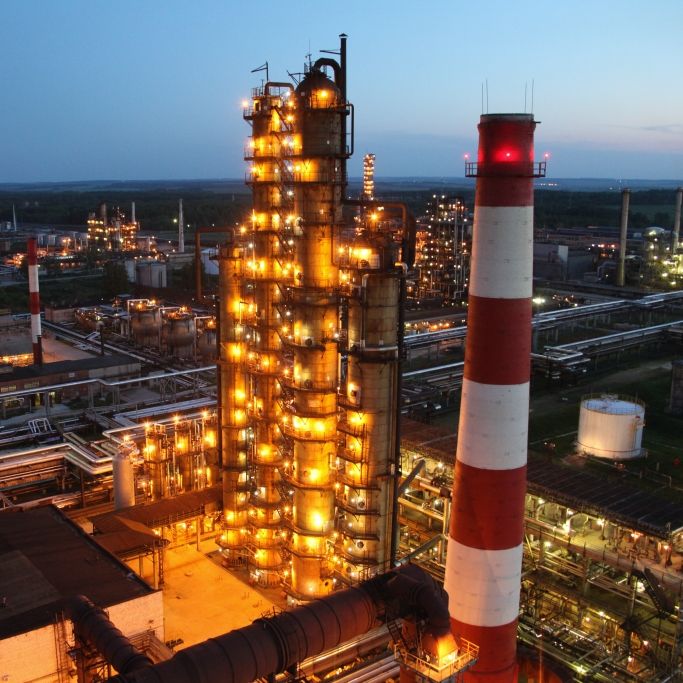 Russische Ölraffinerie zum neunten Mal getroffen - Berichte über Brand