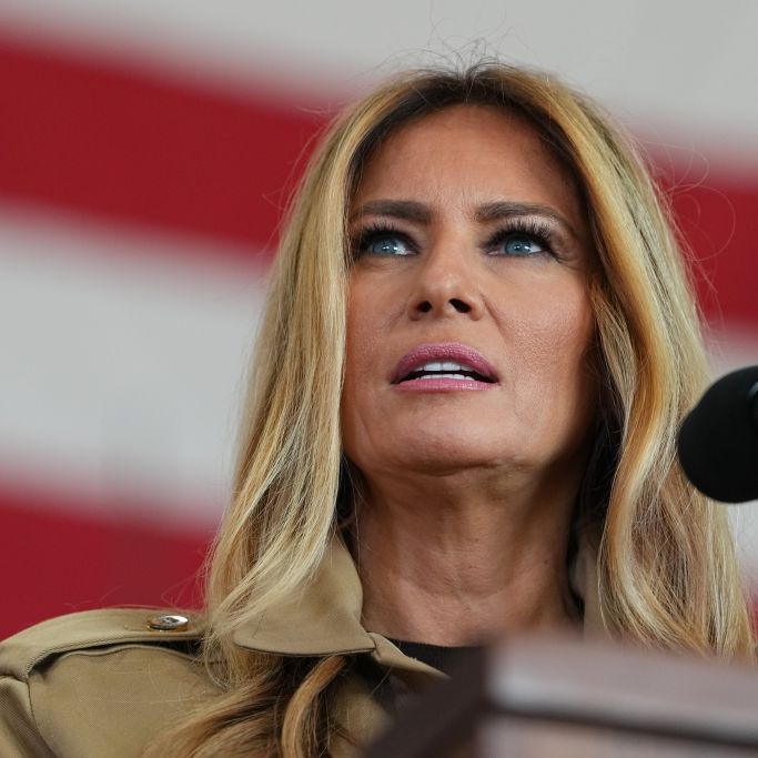 Melania Trump liest Kindern vor und wird für ihre Aussprache beleidigt.