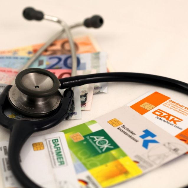 Beitragshammer schon Anfang 2026 - düstere Prognose für Millionen Versicherte