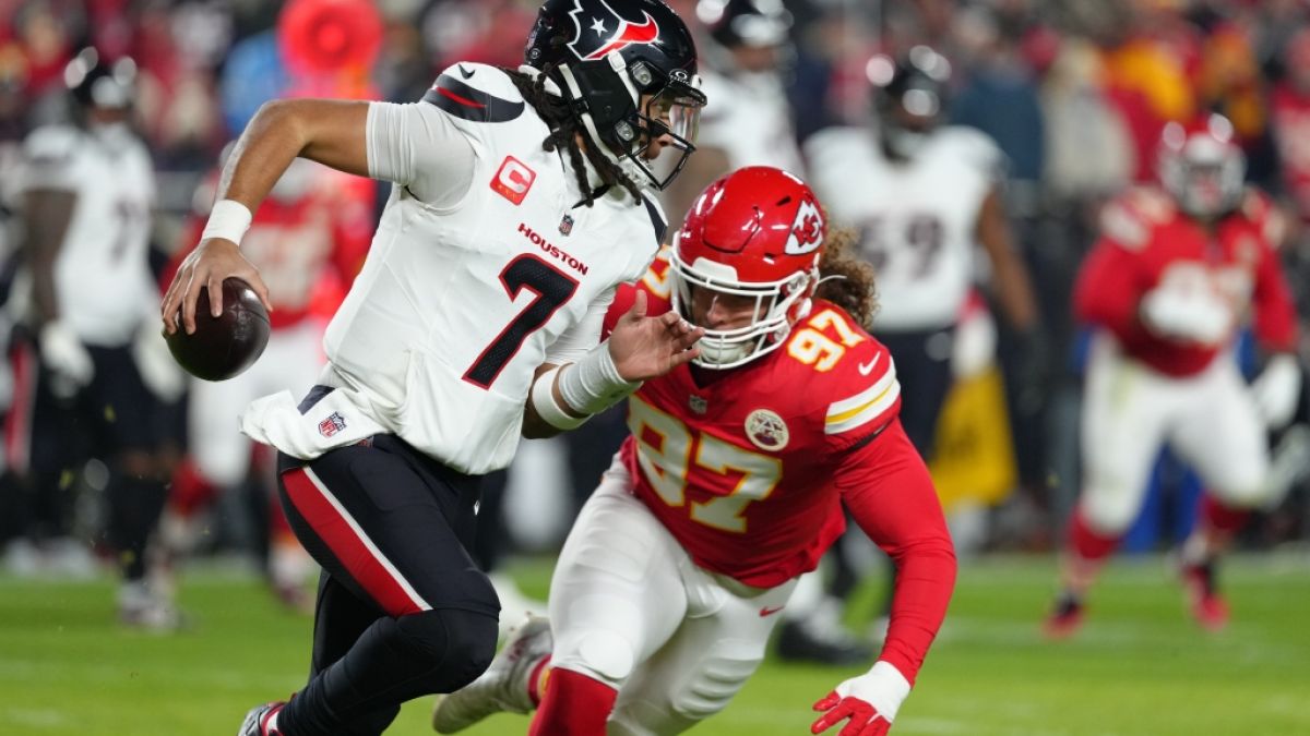 C.J. Stroud von den Houston Texans läuft mit den Ball, während Ashton Gillotte von den Kansas City Chiefs versucht Ihn zu tackeln, am 07.12.2025. (Symbolbild) (Foto)