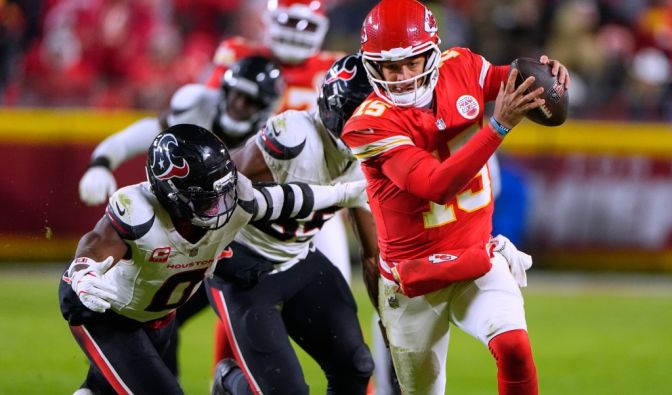 Patrick Mahomes von den Kansas City Chiefs läuft den Ball gegen die Houston Texans, am 07.12.2025. (Symbolbild)