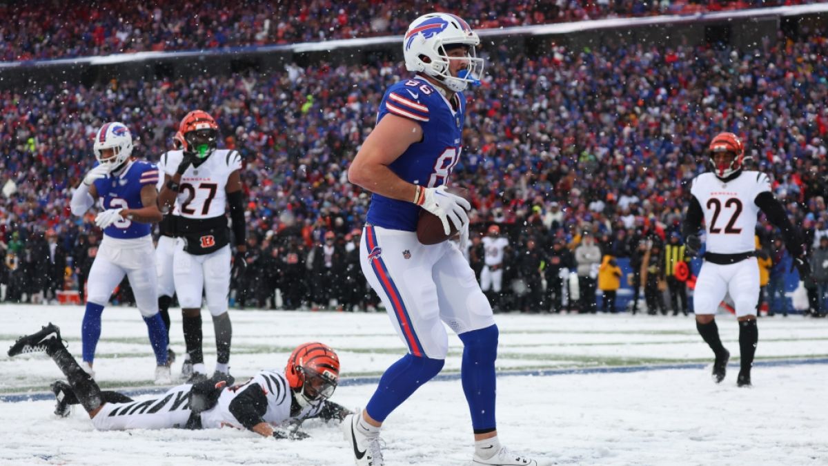 Dalton Kincaid von den Buffalo Bills erzielt einen Touchdown gegen die Cincinnati Bengals in einer Schneeschlact am 07.12.2025. (Symbolbild) (Foto)