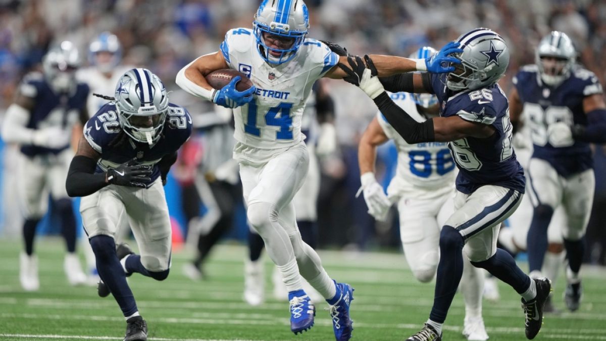 Amon-Ra St. Brown von den Detroit Lions l&auml;uft den Ball gegen die Dallas Cowboys, am 04.12.2025. (Symbolbild) (Foto)