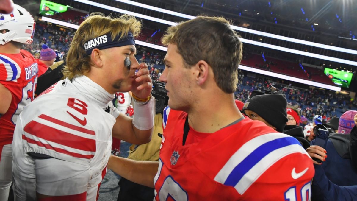 Jaxson Dart von den New York Giants (r) und Drake Maye von den New England Patriots (l) unterhalten sich nach dem Spiel, am 01.12.2025. (Symbolbild) (Foto)