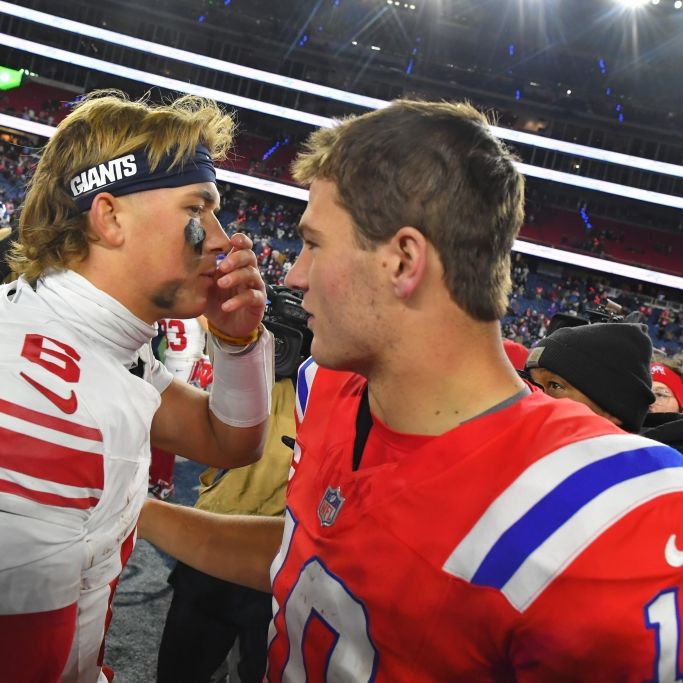 Jaxson Dart von den New York Giants (r) und Drake Maye von den New England Patriots (l) unterhalten sich nach dem Spiel, am 01.12.2025. (Symbolbild)