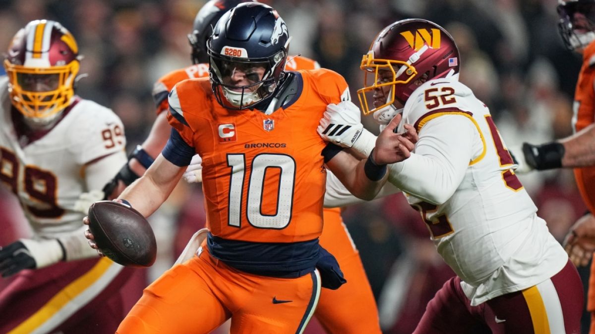 Bo Nix von den Denver Broncos l&auml;uft den Ball gegen Preston Smith von den Washington Commanders, am 30.11.2025. (Symbolbild) (Foto)