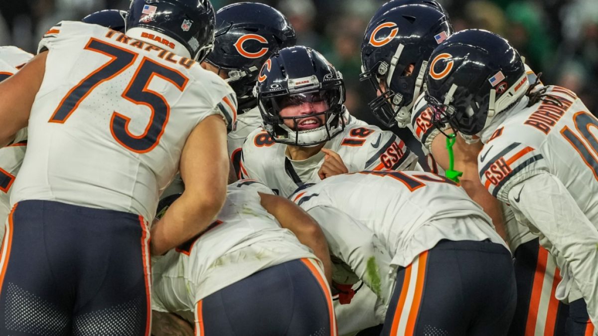 Caleb Williams (M) von den Chicago Bears spricht mit seinen Spielern, am 28.11.2025. (Symbolbild) (Foto)