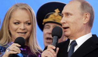 Wladimir Putin gemeinsam mit der russischen Sängerin Larisa Dolina (links). 