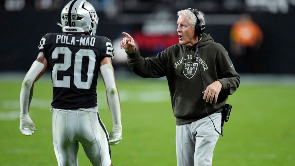 Pete Carroll der Head Coach der Las Vegas Raiders spricht mit Isaiah Pola-Mao, am 17.11.2025. (Symbolbild) (Foto)