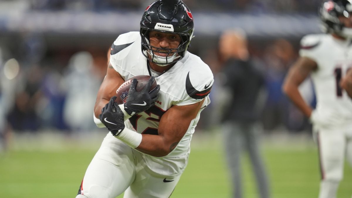 Jakob Johnson von den Houston Texans wärmt sich auf, am 30.11.2025. (Symbolbild) (Foto)