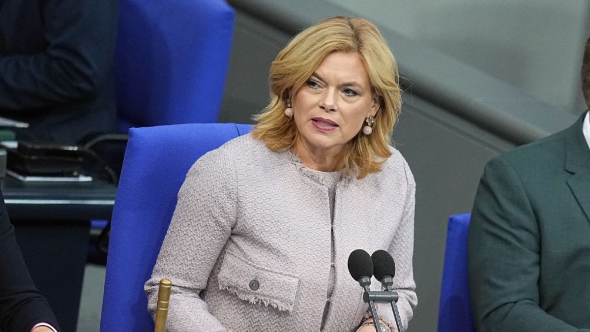 Bundestagspräsidentin Julia Klöckner (CDU) zeigt sich mit strahlendem Lächeln auf Instagram. (Foto)