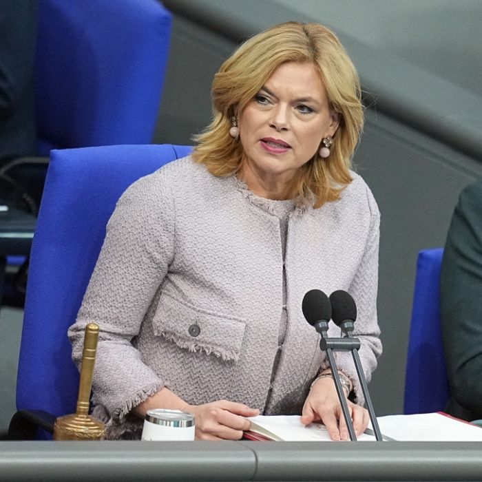 Bundestagspräsidentin Julia Klöckner (CDU) zeigt sich mit strahlendem Lächeln auf Instagram.