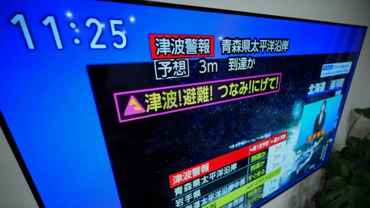 Eine Tsunami-Warnung wird nach dem Seebeben bei Japan auf einem Fernseher gezeigt. (Foto)