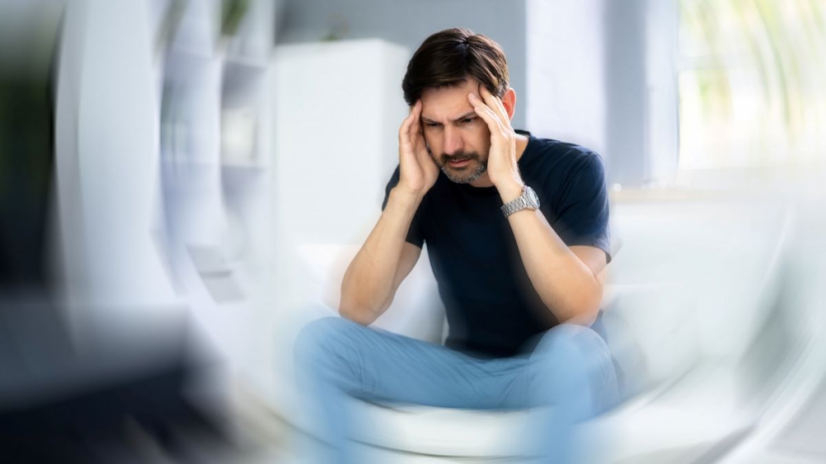 Bei sehr starken, plötzlich auftretenden Kopfschmerzen sollten Sie einen Arzt konsultieren. (Foto)