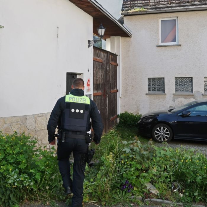 Abgekommen und mit parkenden Autos kollidiert