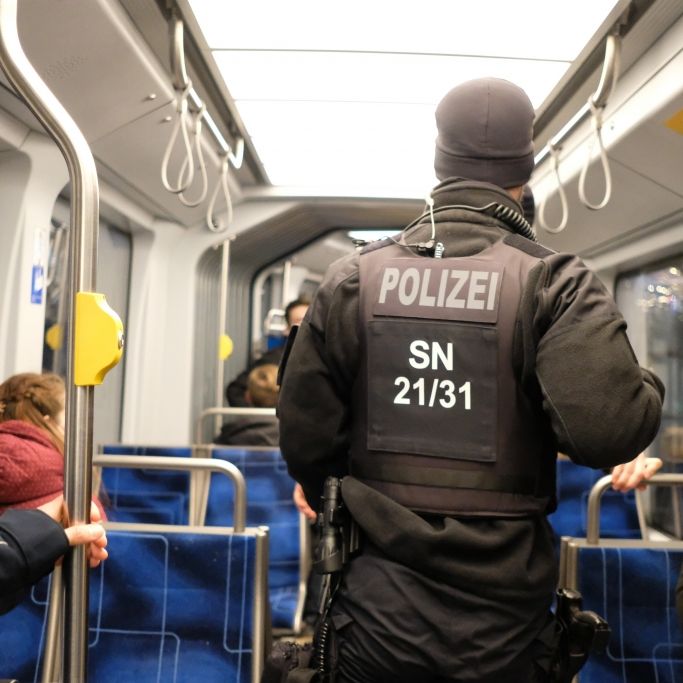 Radfahrer wegen plötzlich geöffneter Autotür schwer verletzt